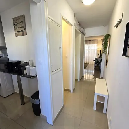 Appartamento Cocon Bord De Mer, Elegant With Ac And Parking And Wifi Le Lavandou